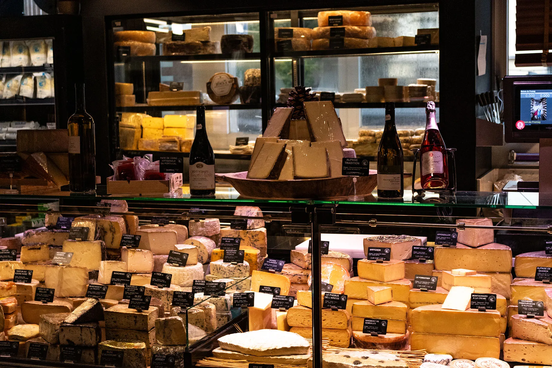 Vitrine de fromages de la Maison Sterchi