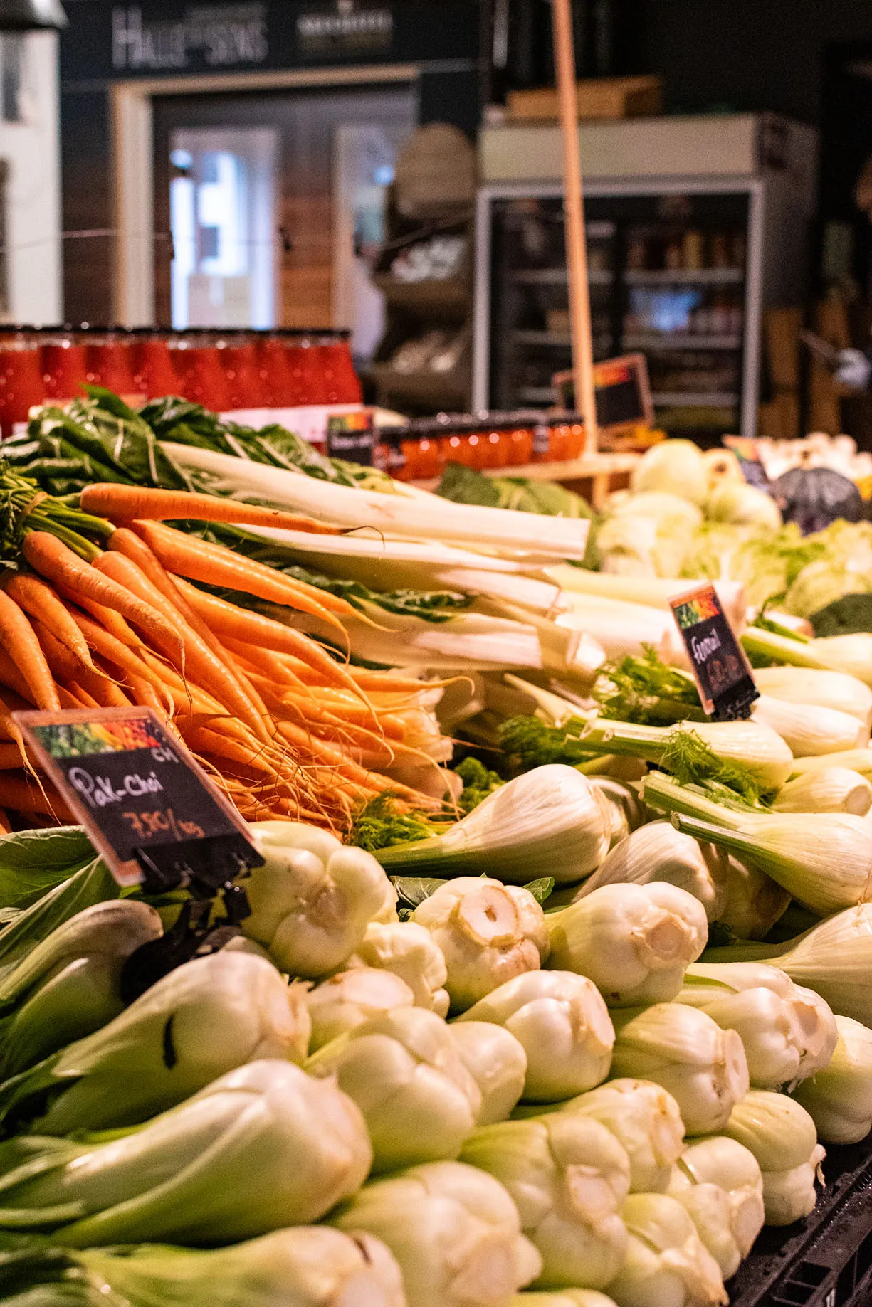 Étal de fruits et légumes frais du primeur